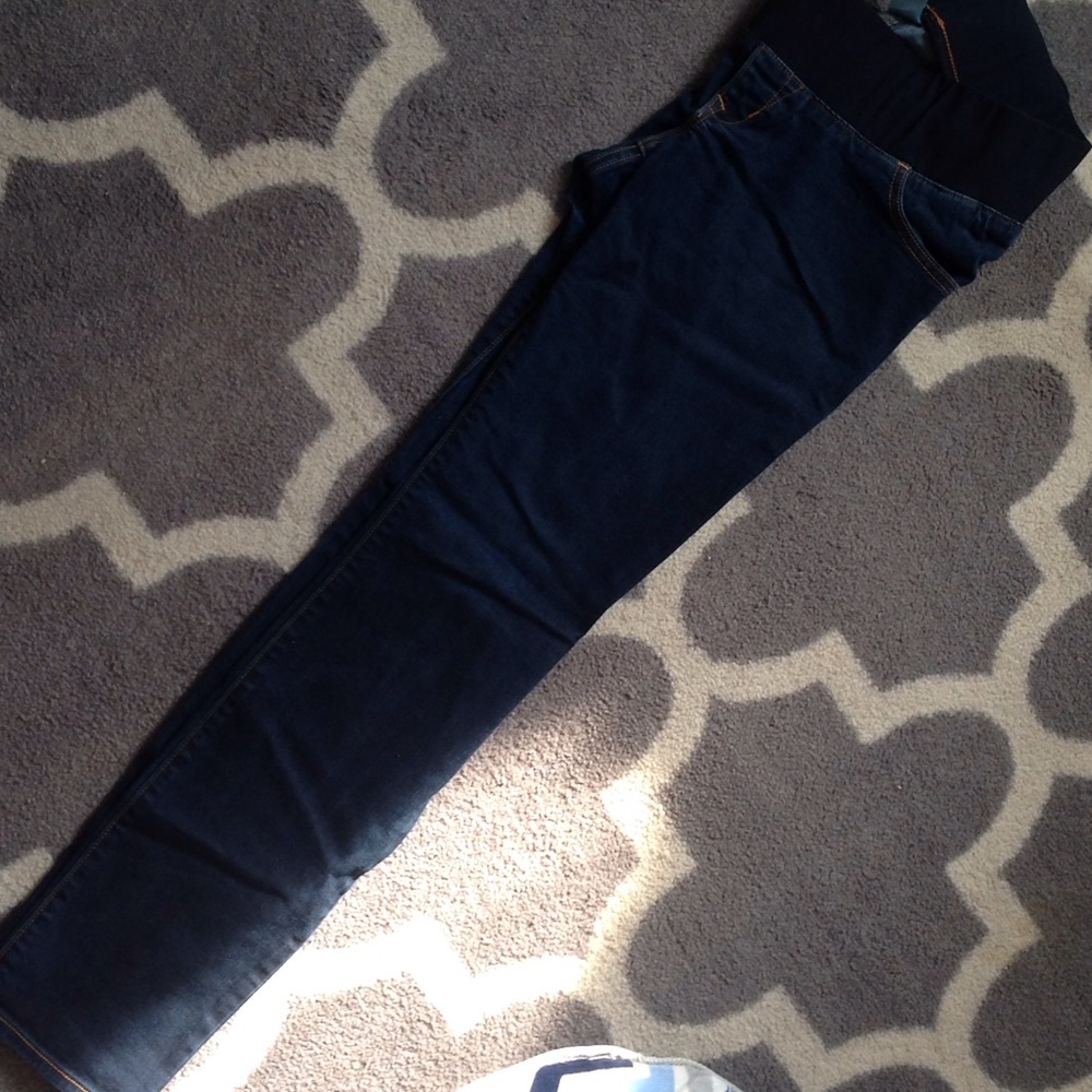 Old Navy maternity skinny jeans