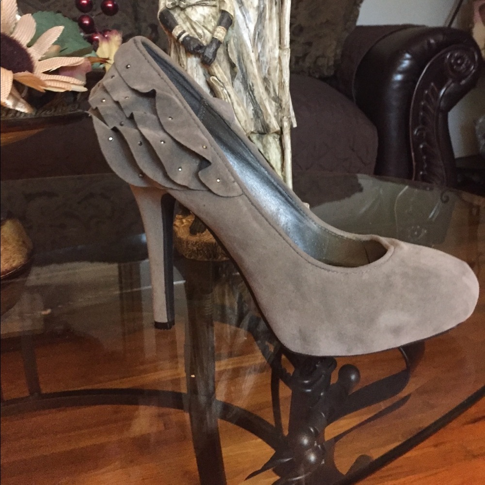 Grey Round-toe Pumps with Ruffle Detail