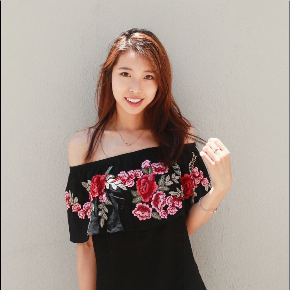 Black off the Shoulder Blouse w Rose Embroidery 🌹