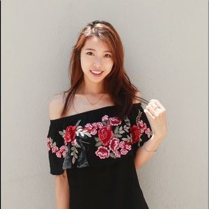 Black off the Shoulder Blouse w Rose Embroidery 🌹