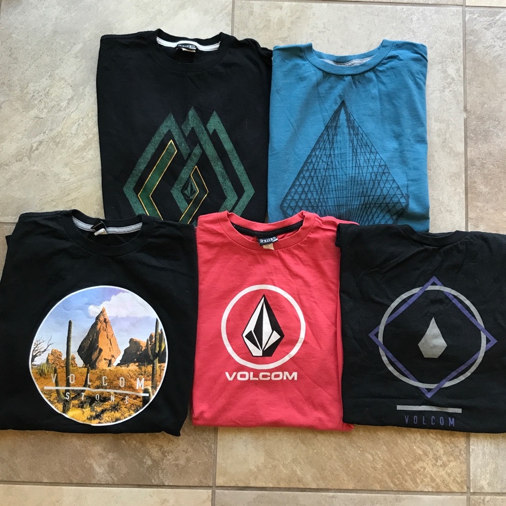 5 brand new Volcom t-shirts. All size L.