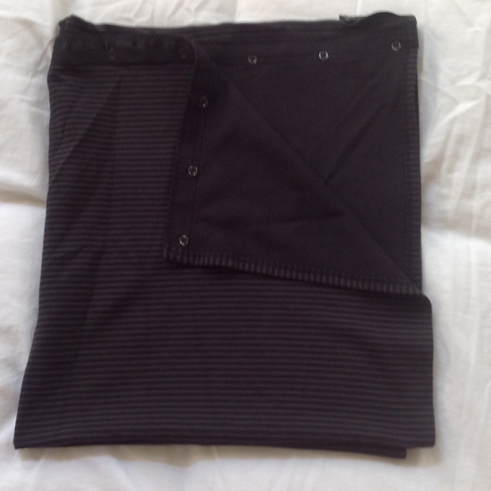 Lululemon black and gray reversible scarf