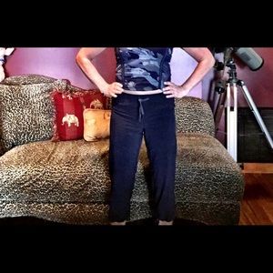 Lululemon Athletica navy cropped pants.