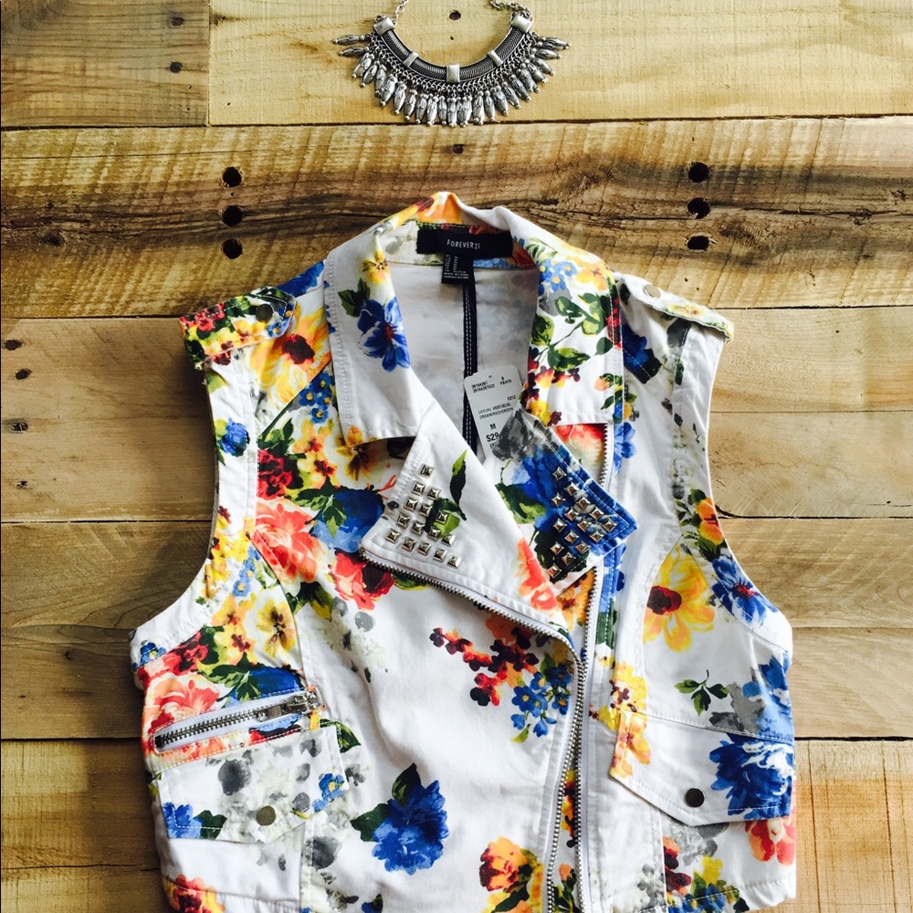 BRAND 🆕 Floral Studded Vest 🌸🌼 w/tags✨