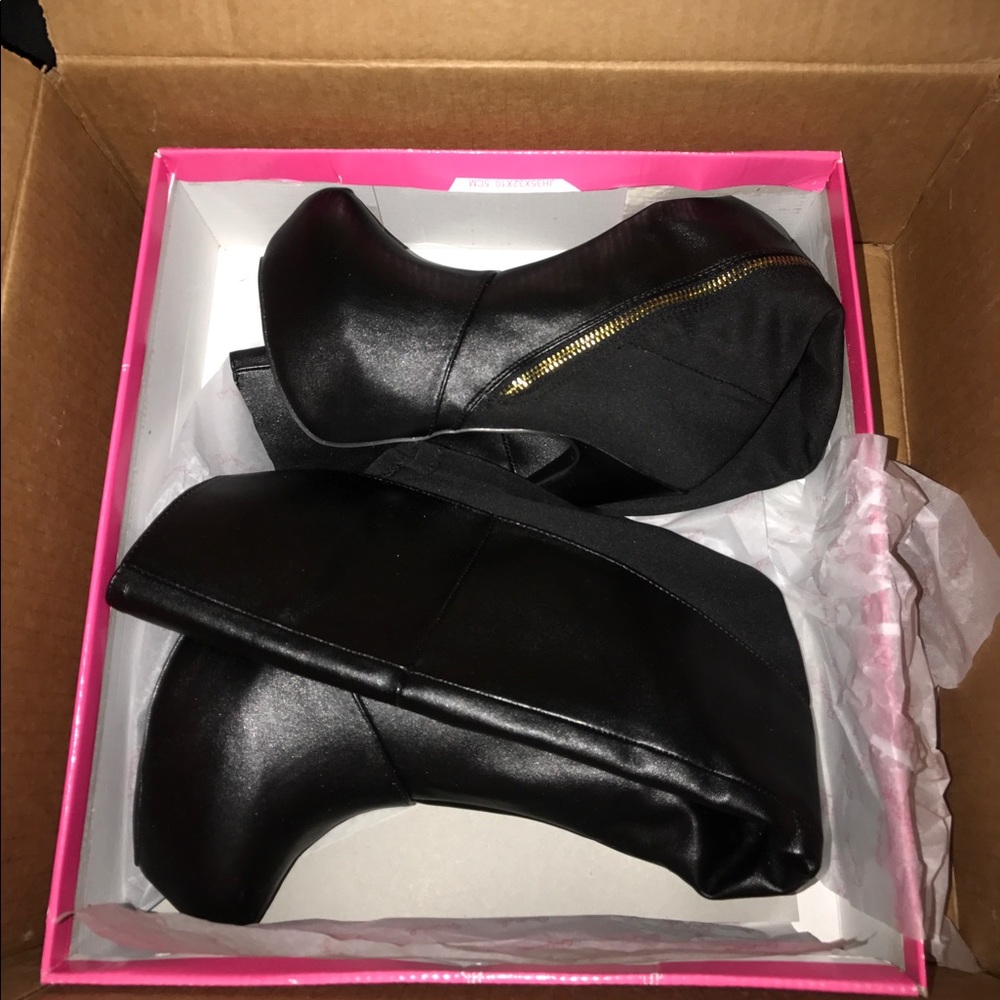 Women's high-heeled boots.