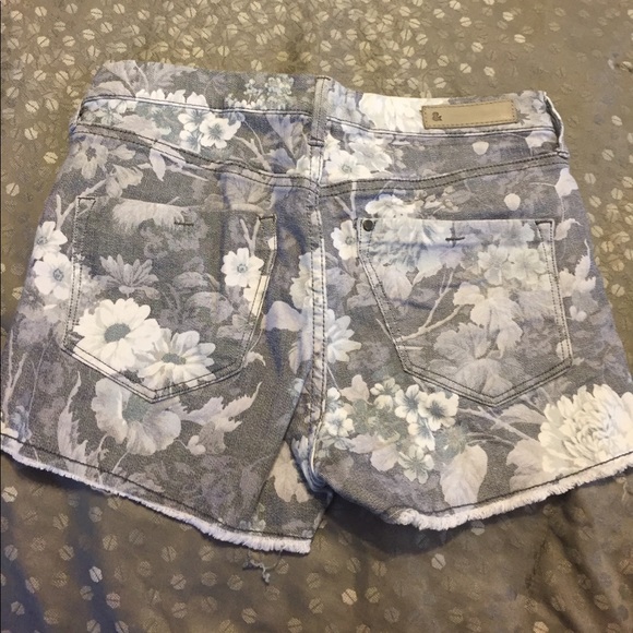 Gray and white floral shorts - Picture 2 of 3
