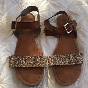 Mossimo gold glitter sandal sz 9