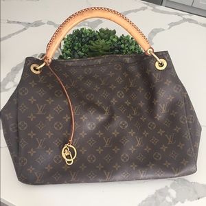 AUTHENTIC Louis Vuitton ARTSY MM like new!!