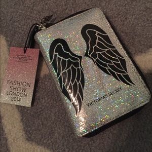 Super cute makeup brush case