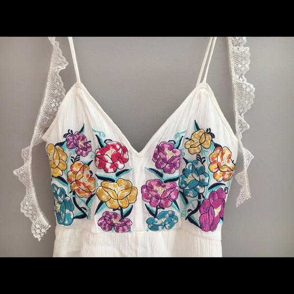 Gorgeous floral embroidered romper - Picture 2 of 4