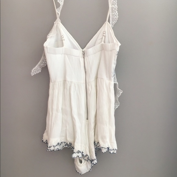 Gorgeous floral embroidered romper - Picture 3 of 4