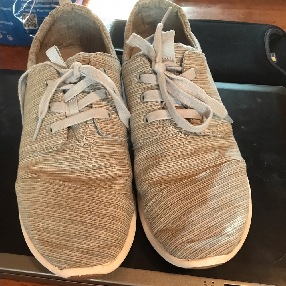 SZ 9.5 Toms in a gray and white color.