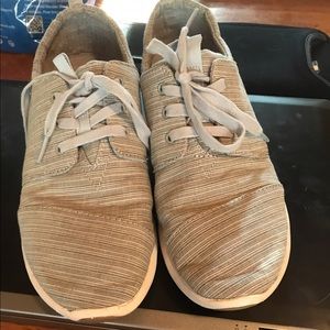 SZ 9.5 Toms in a gray and white color.