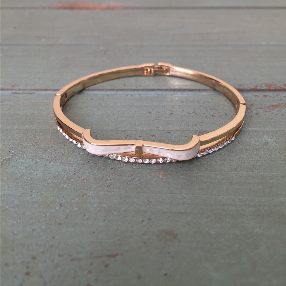 HP 5/16! NIP Bow & Swarovski crystal gold bangle - Picture 3 of 4