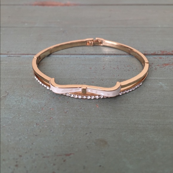 HP 5/16! NIP Bow & Swarovski crystal gold bangle - Picture 3 of 4