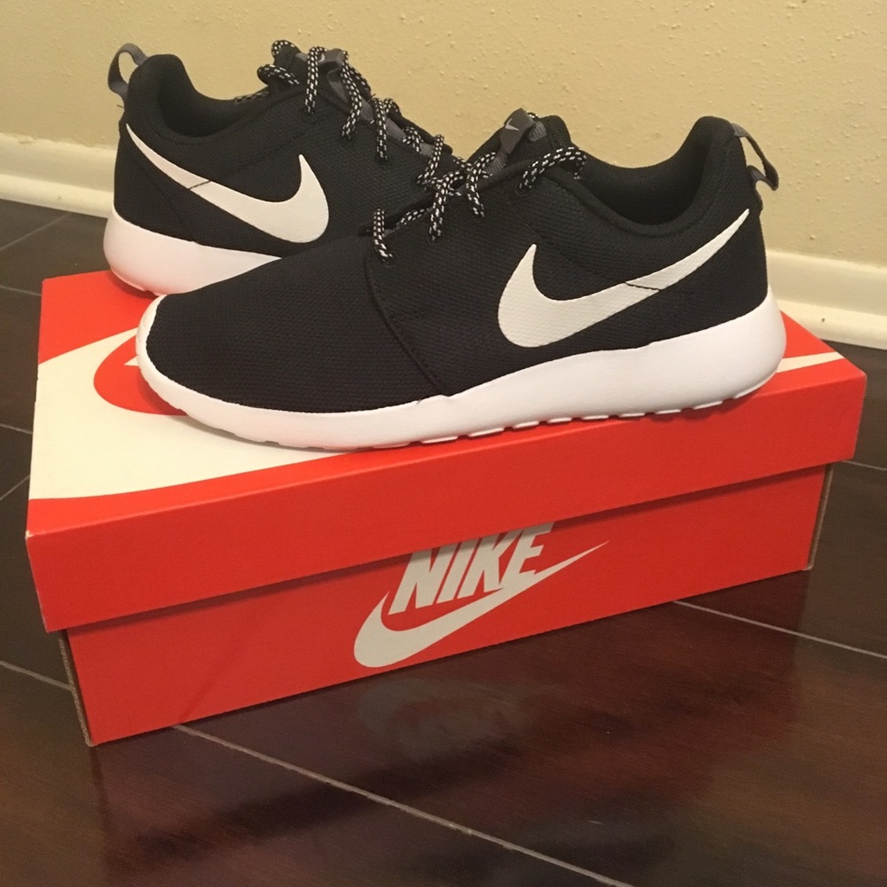 NEW Women's Black Nike Roshe