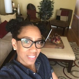 Meet your Posher, Dee-dee