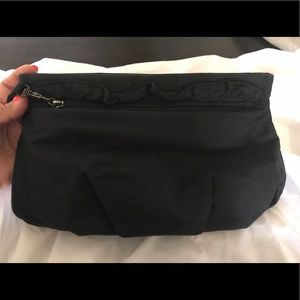Gap cloth clutch