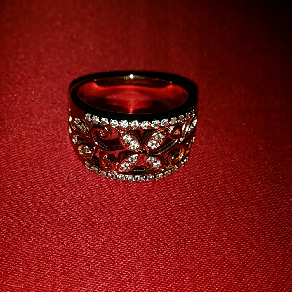 Silver ring with zirconium