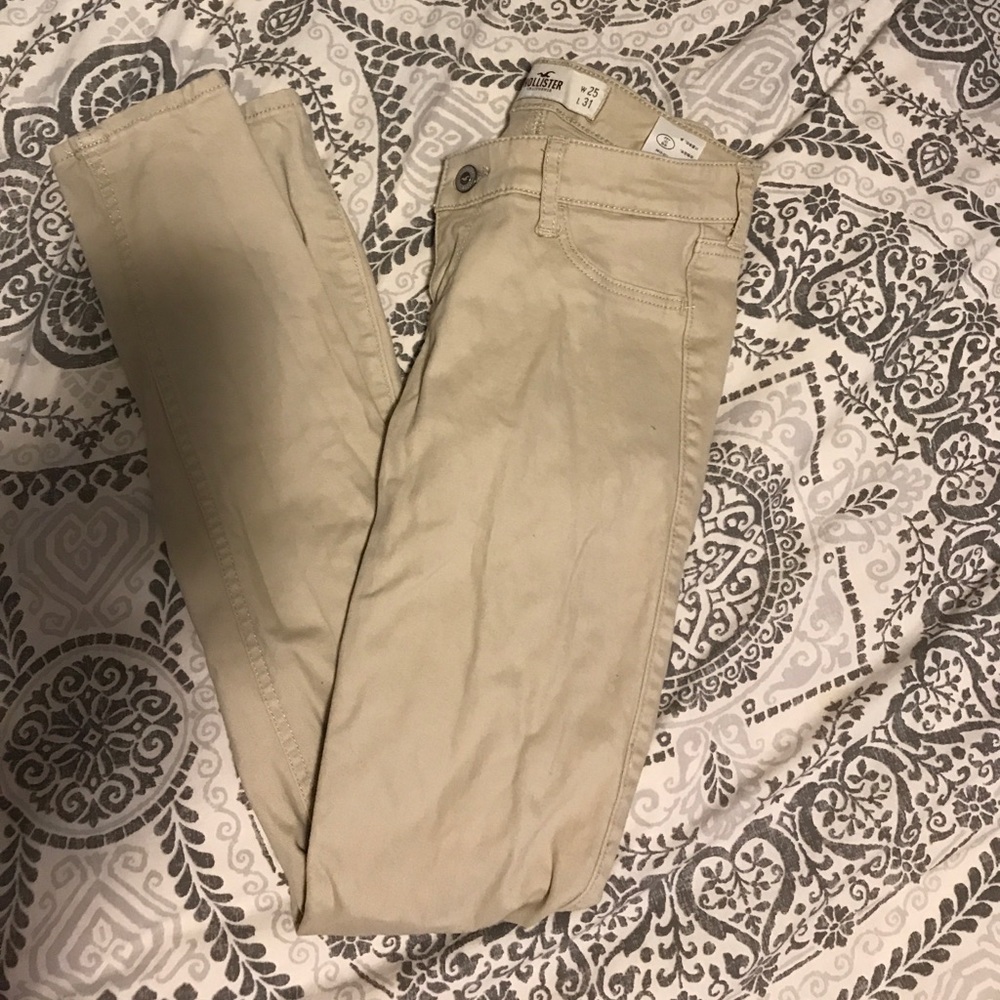 Hollister khakis❄️