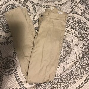 Hollister khakis❄️