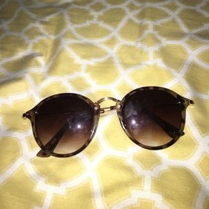 Turtle specked sunglasses, gold bar in between