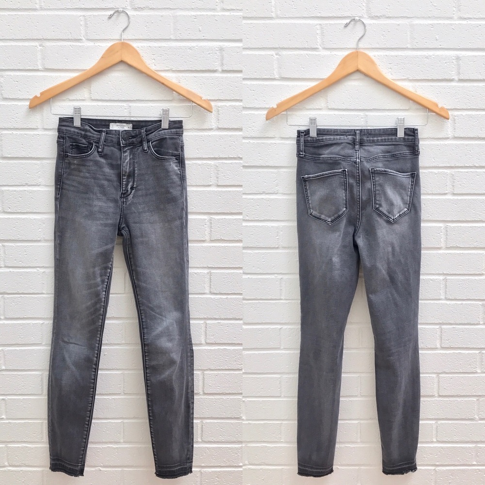 ABERCROMBIE – High Rise Fray Hem Skinny Jeans