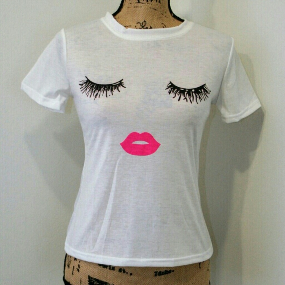 SOLD💋Casual T-Shirt Eyelashes & Lips💋 - Picture 1 of 3