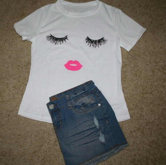 SOLD💋Casual T-Shirt Eyelashes & Lips💋 - Picture 3 of 3