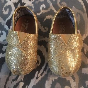 Baby toms in gold glitter