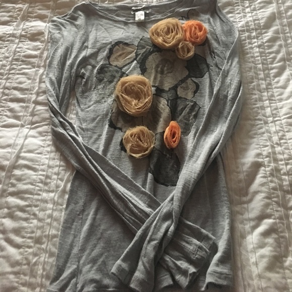 Long sleeve shirt-gray with flower accent - Picture 1 of 1