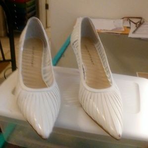 Colin Sturat  White classic pumps