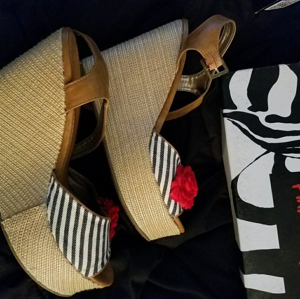 Shoes - Picture 2 of 4