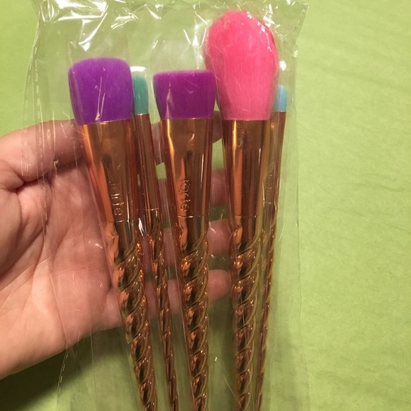 Tarte Magic Wand Makeup Brushes - Picture 2 of 3