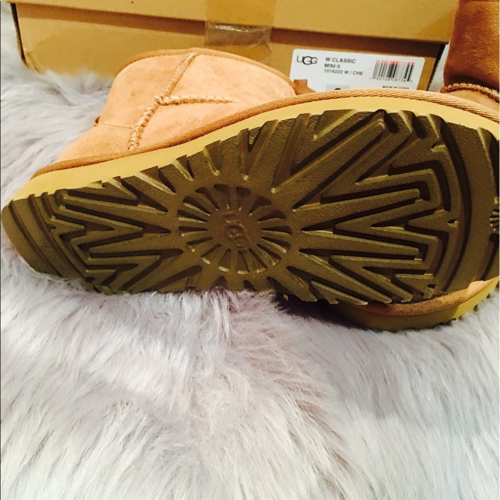 Sold Ugg boots tan size 6 mini new in box - Picture 4 of 6