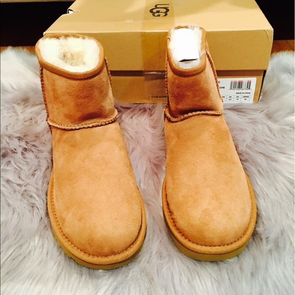 Sold Ugg boots tan size 6 mini new in box - Picture 2 of 6