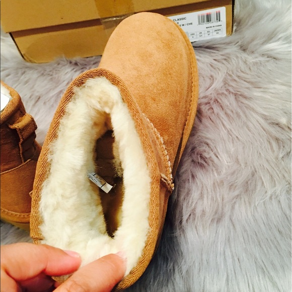 Sold Ugg boots tan size 6 mini new in box - Picture 3 of 6