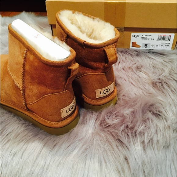 Sold Ugg boots tan size 6 mini new in box - Picture 6 of 6