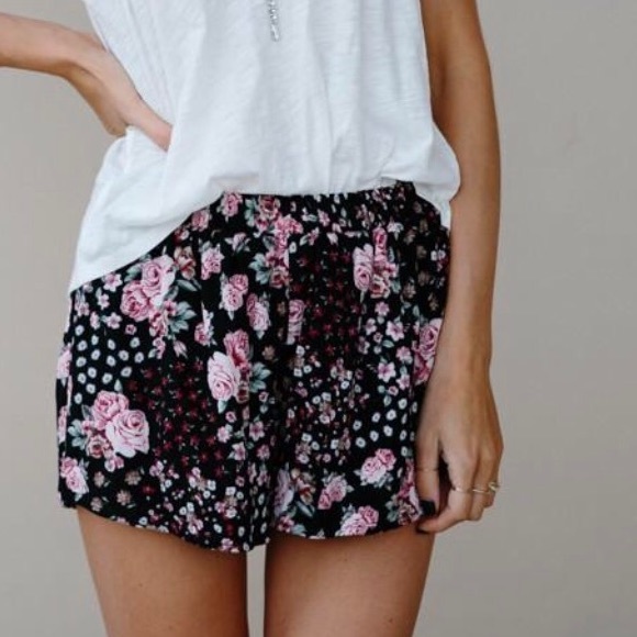 FLORAL ROSE SHORTS - Picture 1 of 2