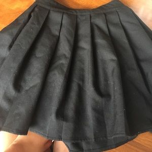 H&M Black platted skirt