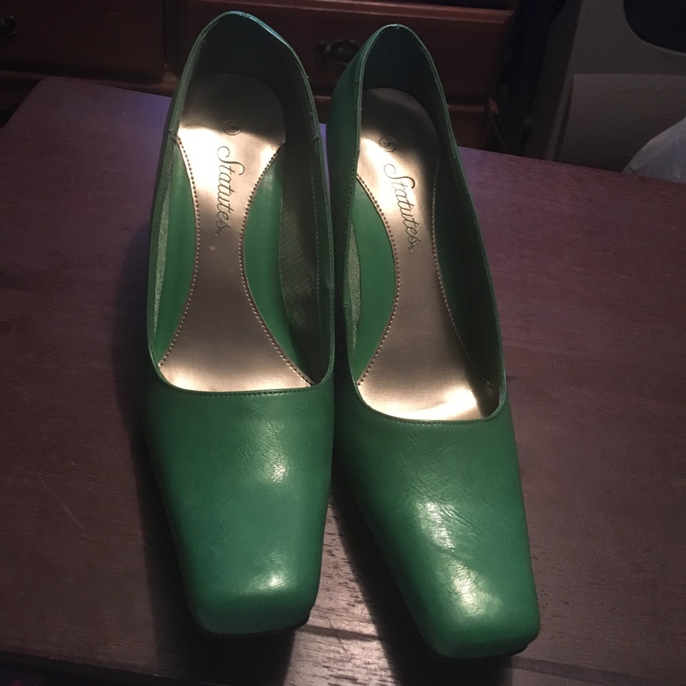 Statutes Green Heels