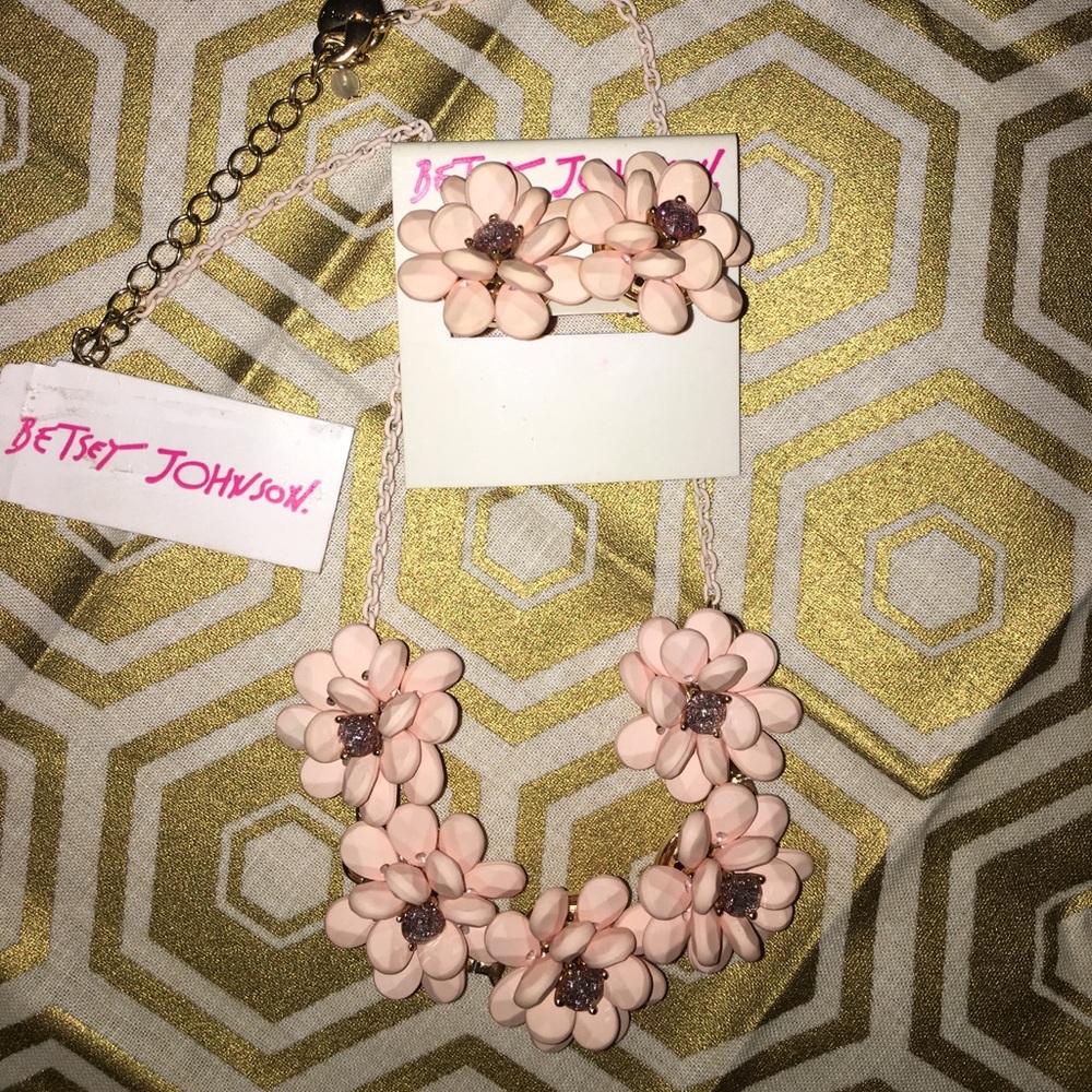 Betsy Johnson flower 🌺 earrings & Necklace nwt