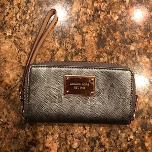 Michael kors wristlet wallet