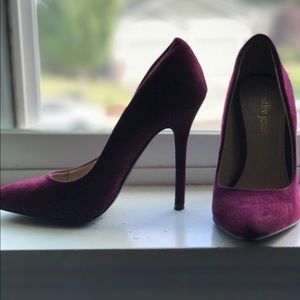 Burgundy heels 👠
