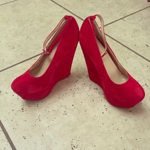 RED PLATFORMS WITH ADJUSTABLE ANKLE STRAPS.