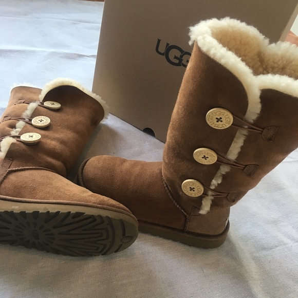UGGs women's tall 3 button - Picture 2 of 4
