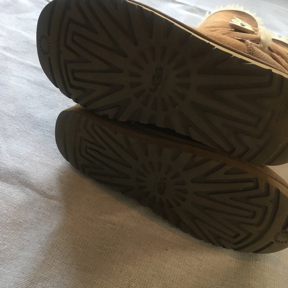 UGGs women's tall 3 button - Picture 3 of 4