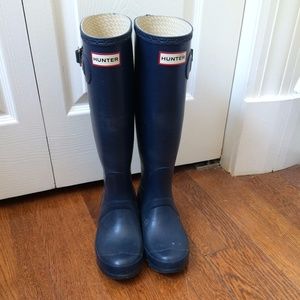 Hunter rainboots in navy