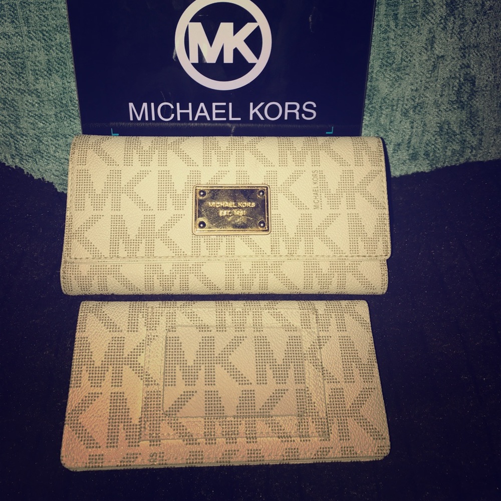 Michael Kors Vanilla Fulll Size Authentic Wallet