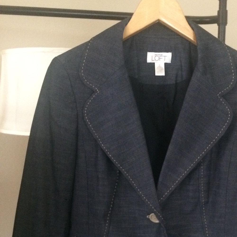 Bluei/grey pant suit.
